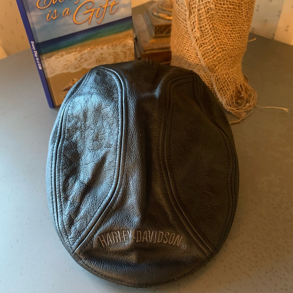 Harley Davidson BLACK, 100 percent SOFT LEATHER, HD NEWSBOX cap. Size SMALL.